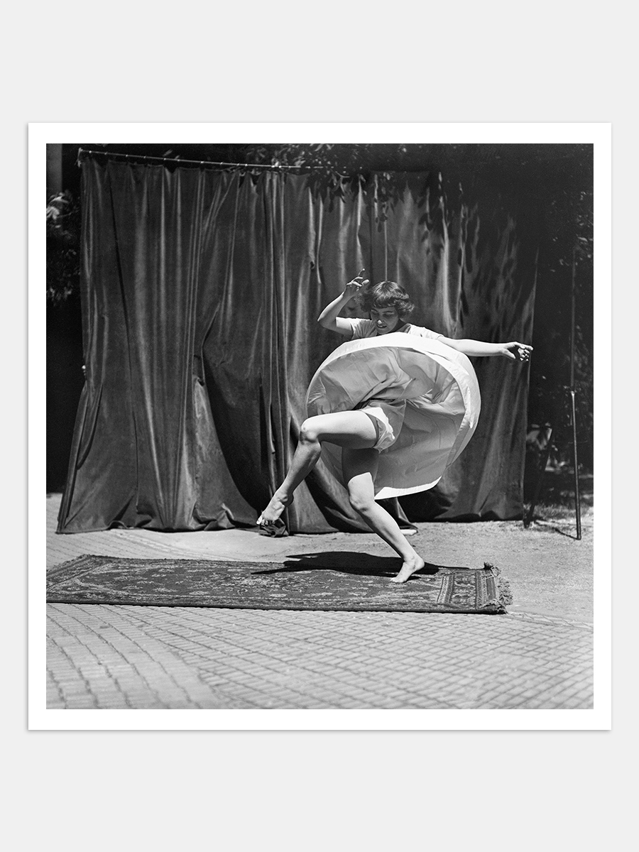 Έλλη Σουγιουλτζόγλου-Σεραϊδάρη (Nelly’s), Χορεύτρια φωτογραφημένη στο στούντιο του Franz Fiedler